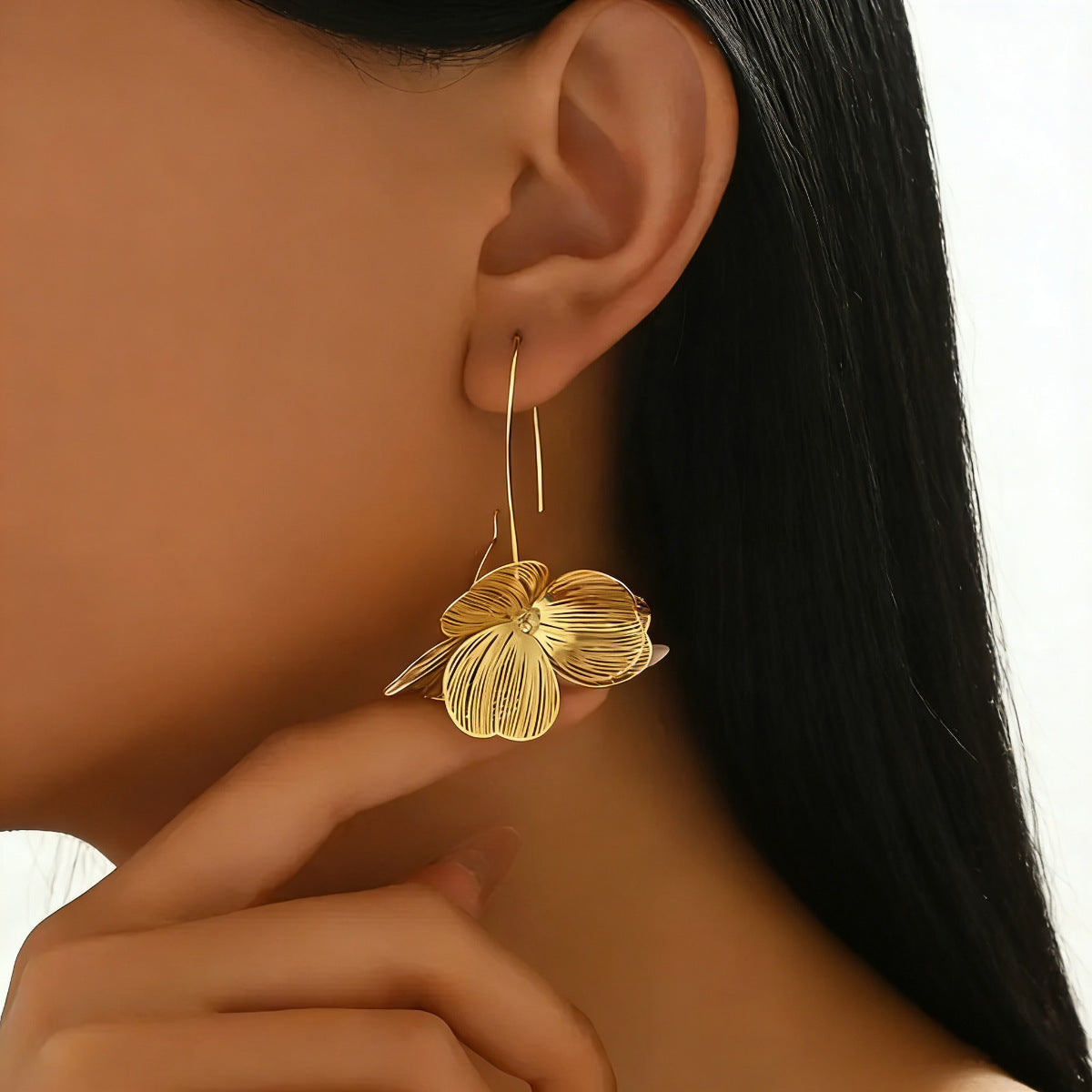 Ohrstecker mit hohlem Blumen-Design