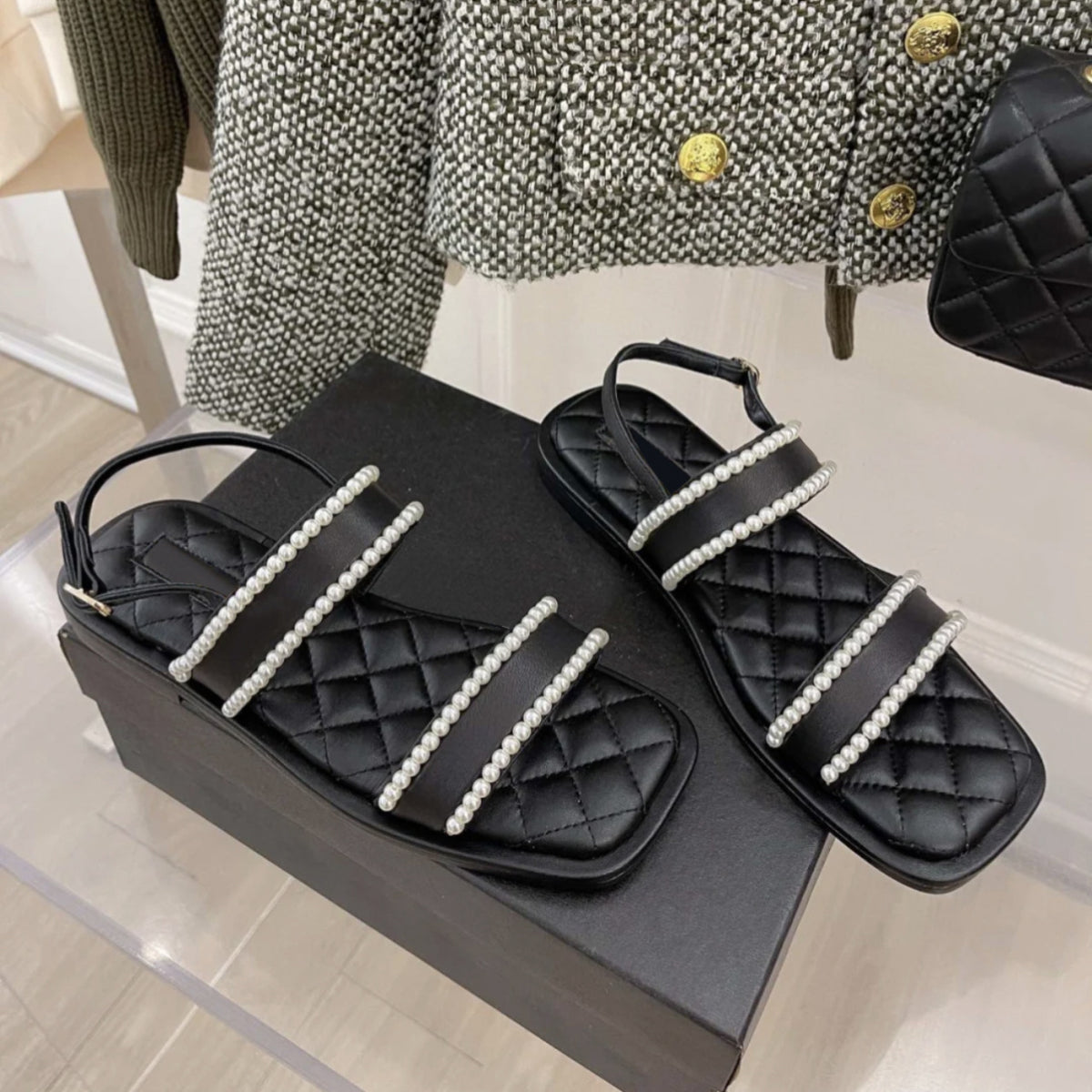Sandalen mit Perlenriemen – Bild 3 | LuxeStyle
