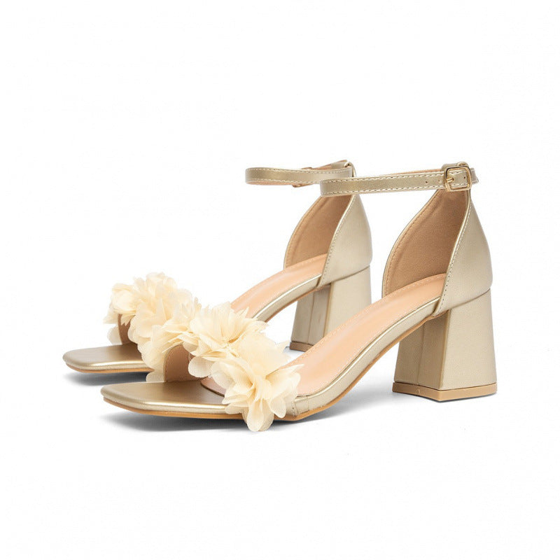 Sandalen mit Chunky-Heel, Schnalle und Blumen-Detail