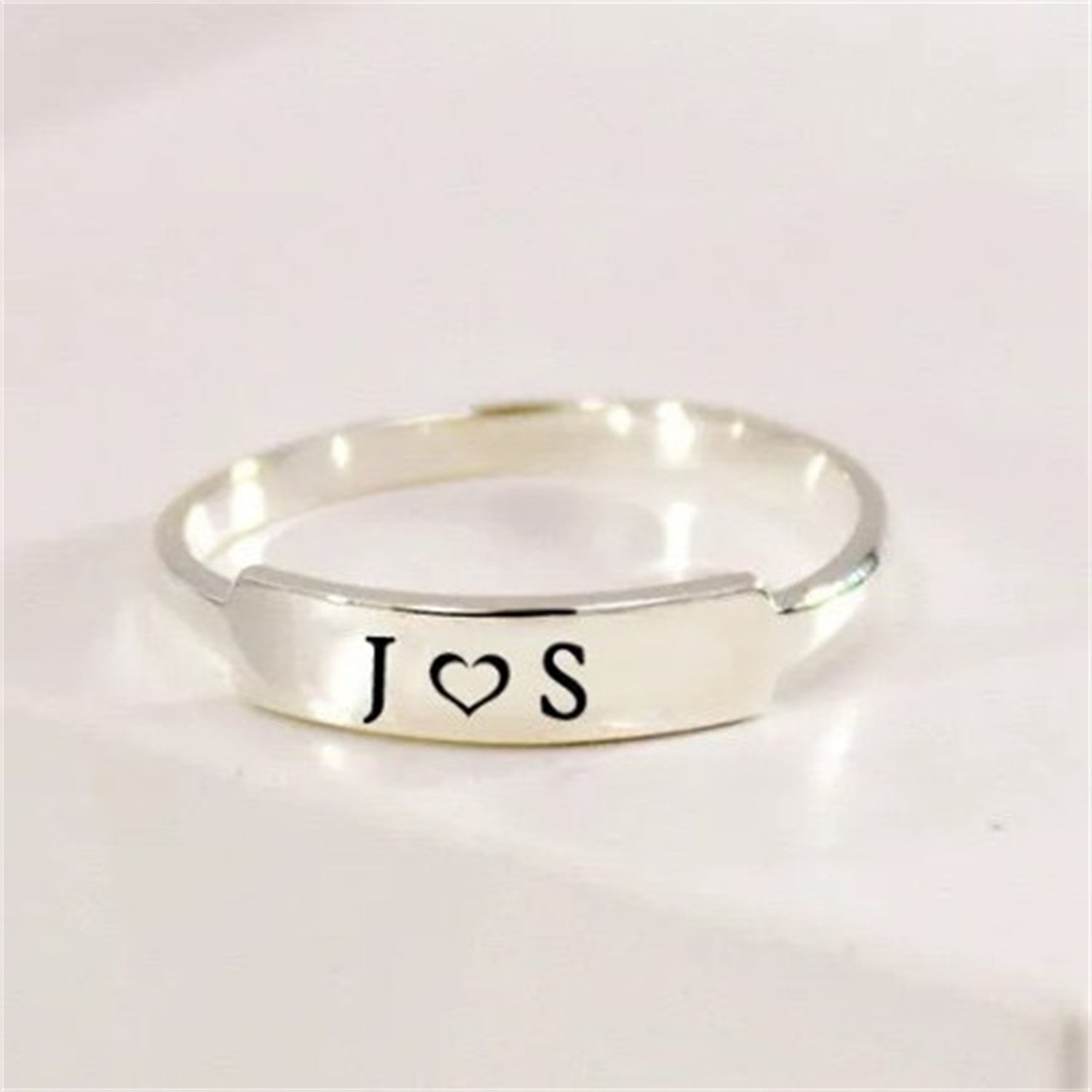 Horizontaler Ring mit Gravur
