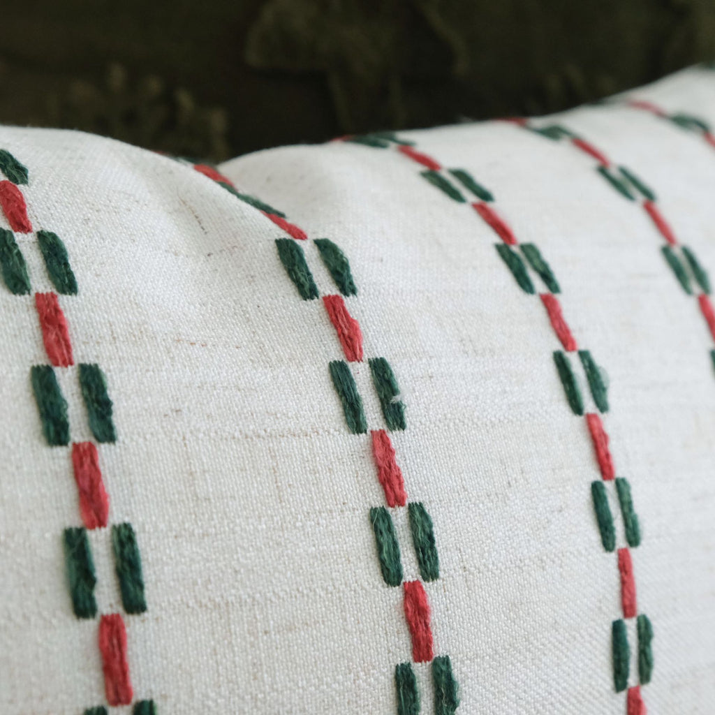 Gestreiftes Kissen mit Quasten – Bild 6 | LuxeStyle