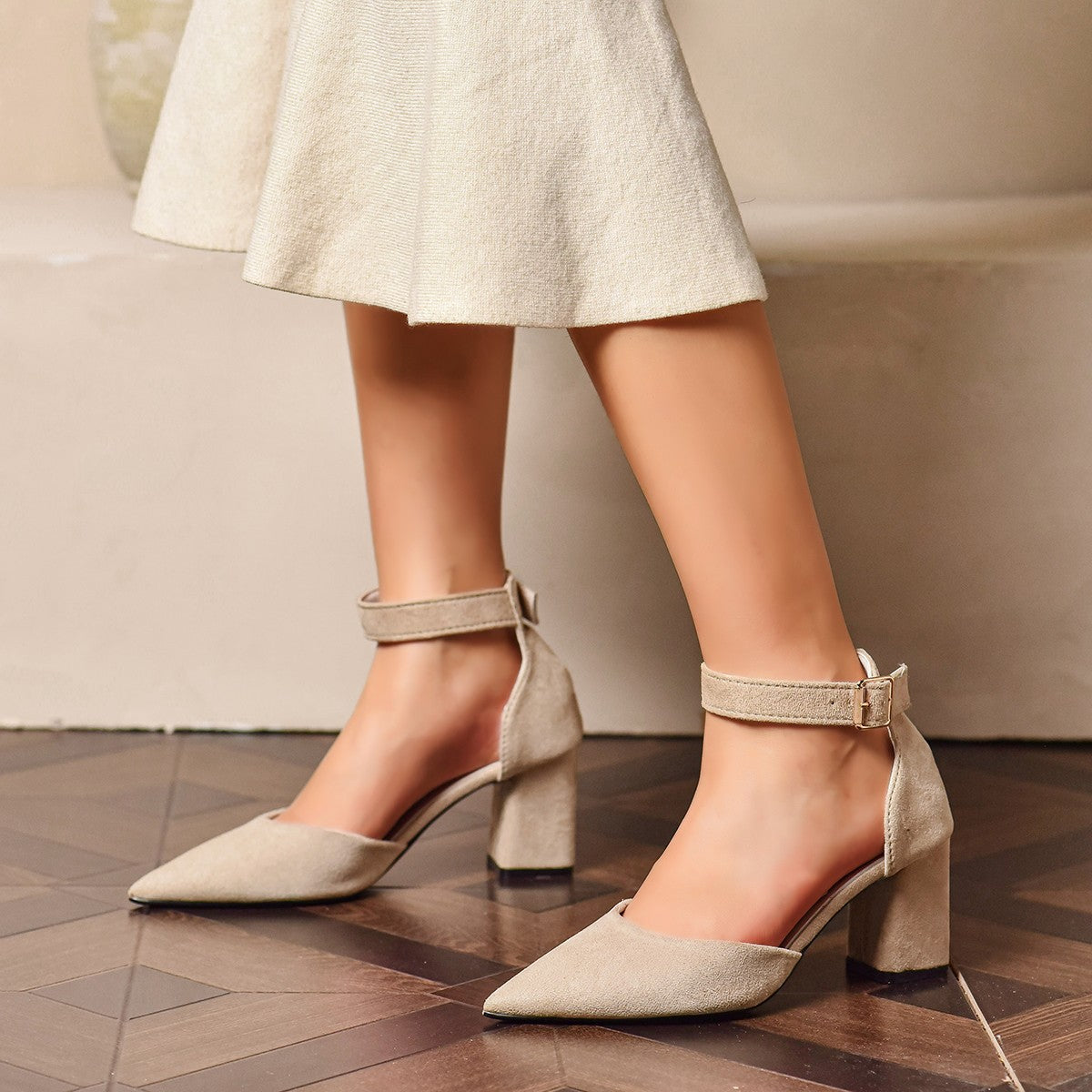 Spitze Sandalette mit Riemchen und Blockabsatz