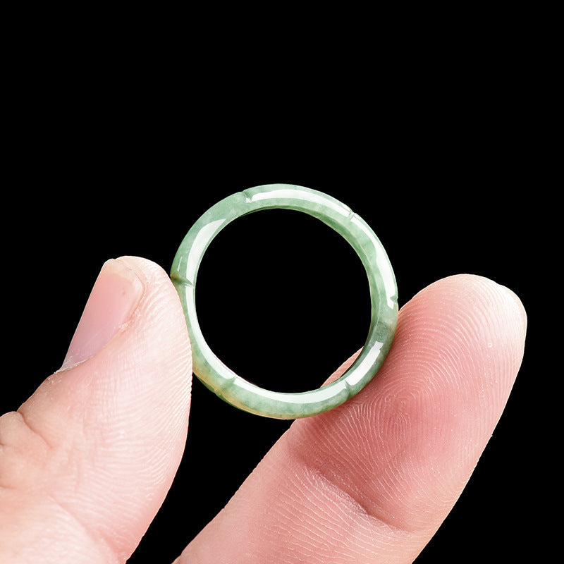 Jadestein Ring mit Bambus-Knoten Design
