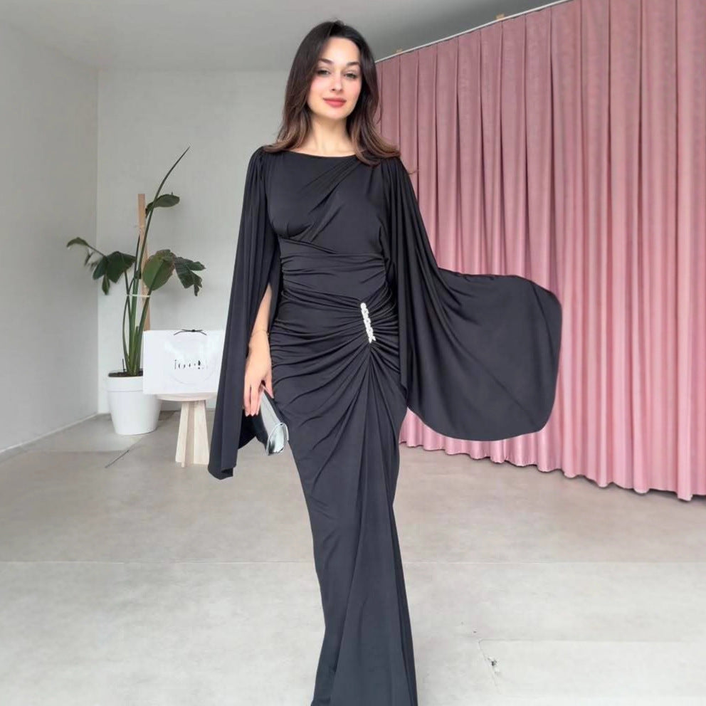 Elegantes Plissée-Kleid mit ausgestellten Ärmeln