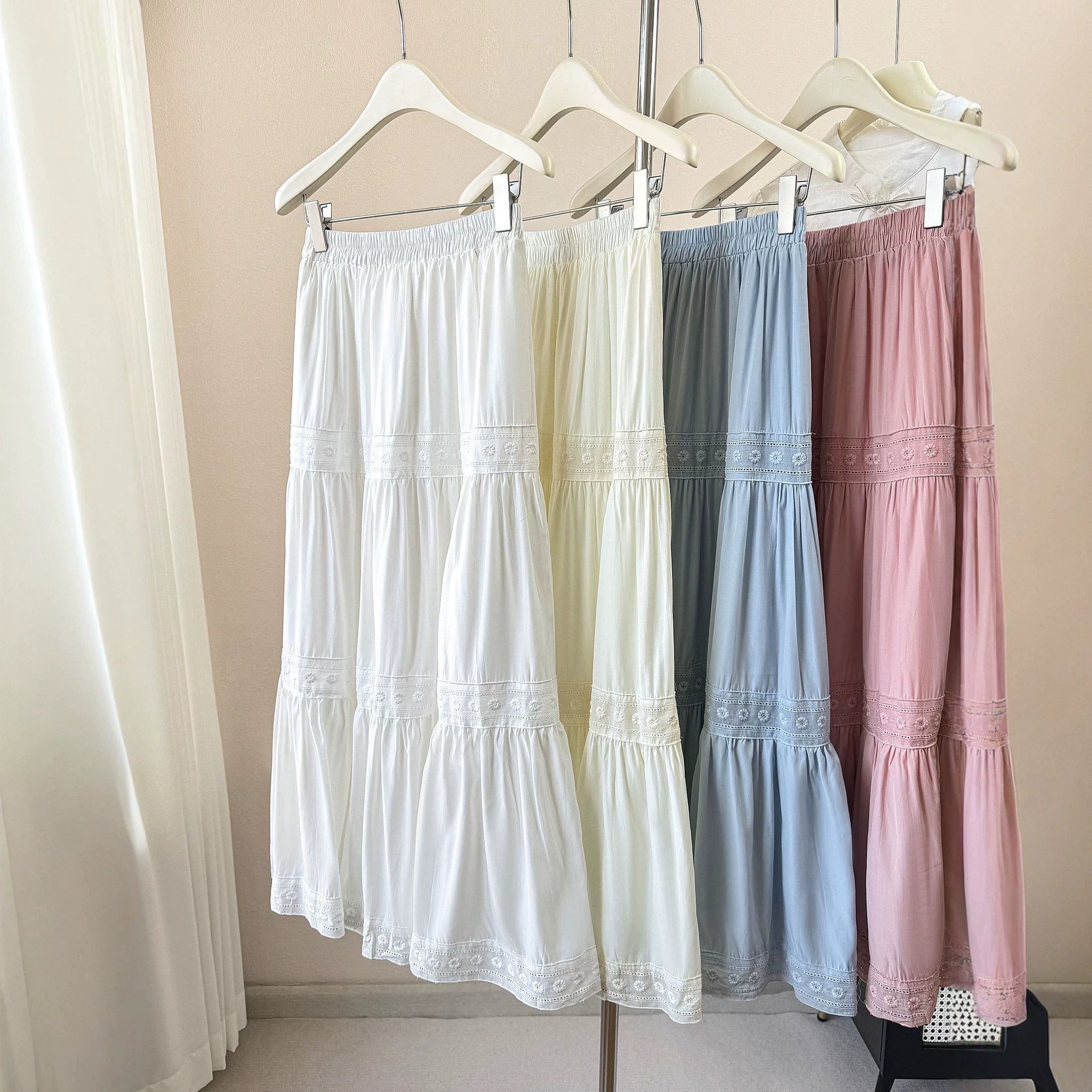 Midi-Rock mit Blumenstickerei und Spitze