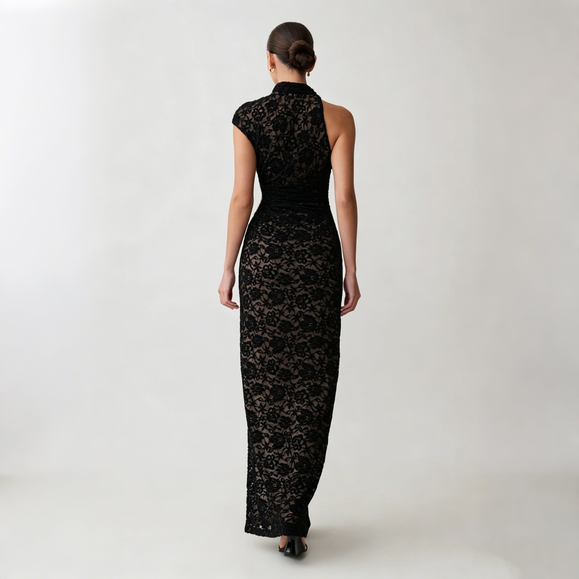 Elegantes Spitzenkleid mit Schlitz