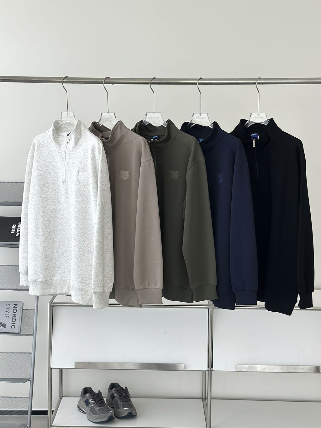 Retro Stehkragen Sweatshirt mit Stickerei – Bild 6 | LuxeStyle