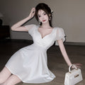 Figurbetonendes A-Linien-Kleid mit tiefem Dekolleté