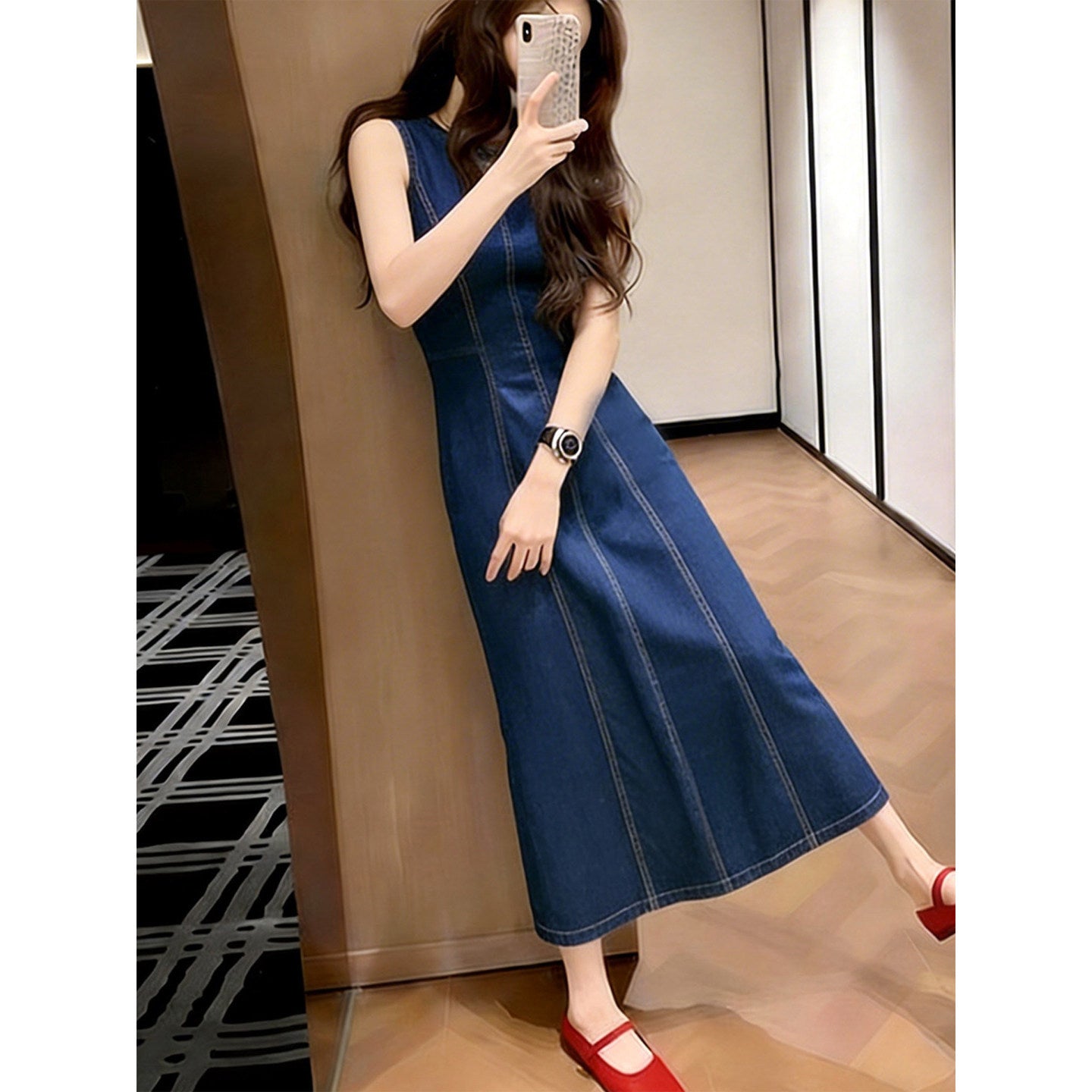 Jeanskleid im Hepburn-Stil