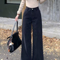 Hohe schwarze Jeans