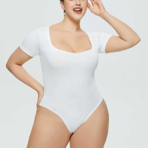 Enganliegender Jumpsuit mit Rundhals und Viertelarm