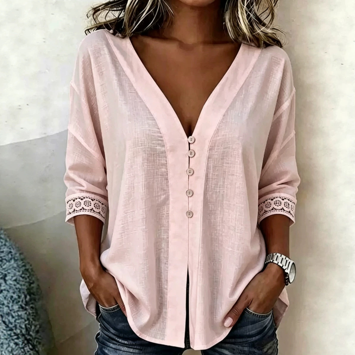 Weibliche Bluse mit V-Ausschnitt