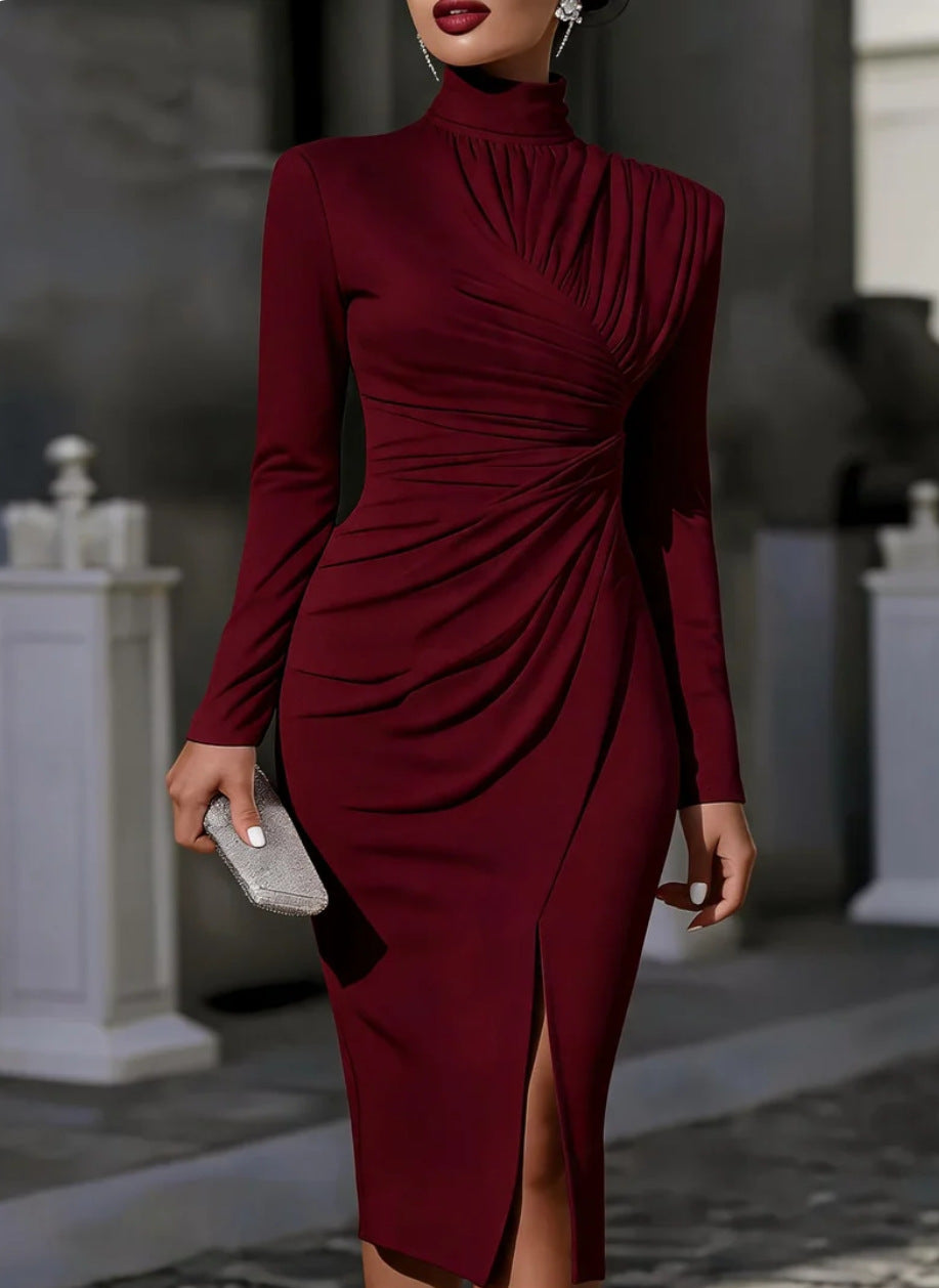 Enganliegendes Turtleneck-Kleid mit Falten