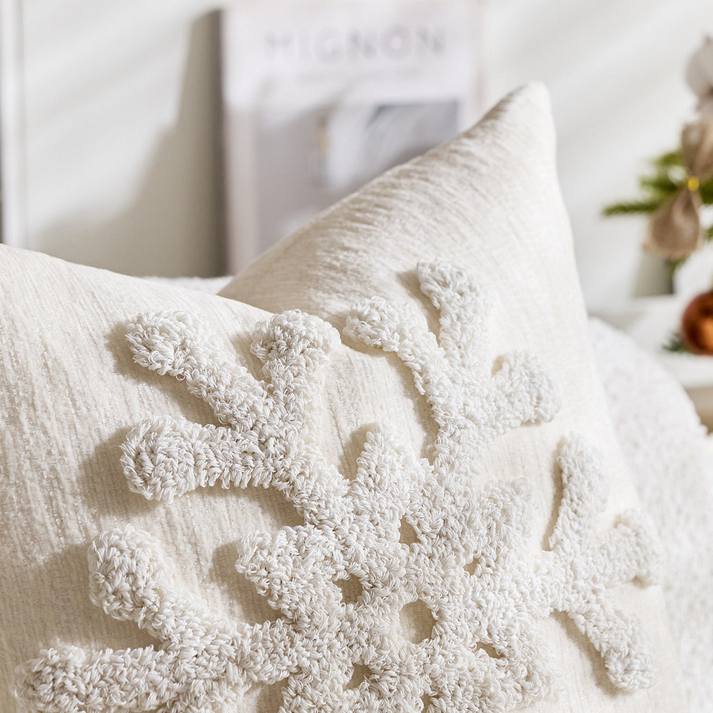 Kissenbezug mit Stickerei und Schneeflocken – Bild 3 | LuxeStyle