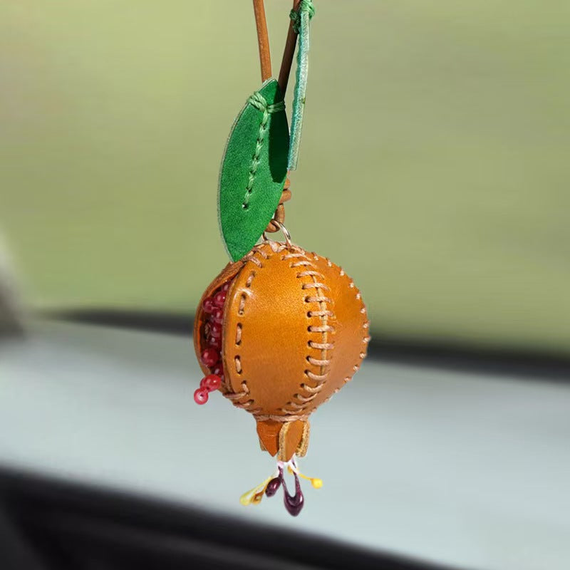 Leder-Schlüsselanhänger mit Frucht-Motiv – Bild 5 | LuxeStyle