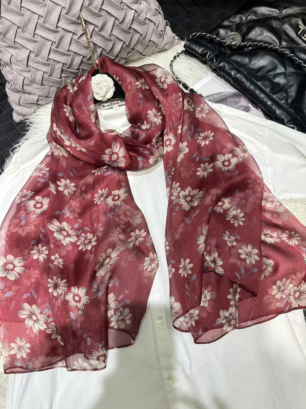 Seidenschal mit digitalem Print – leichte Luftigkeit – Bild 6 | LuxeStyle