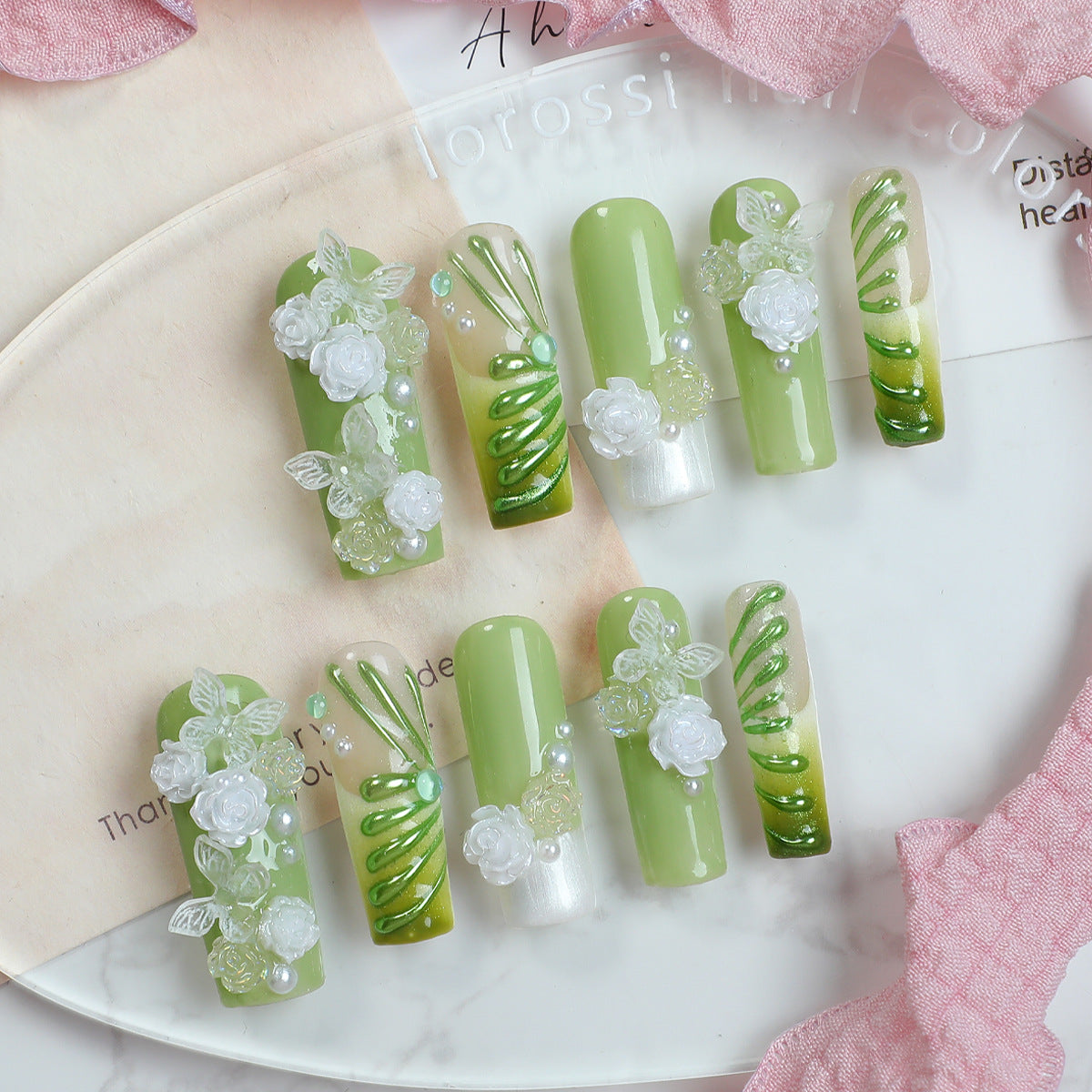 Handgemachte Herz-Nägel mit Diamanten – Bild 1 | LuxeStyle