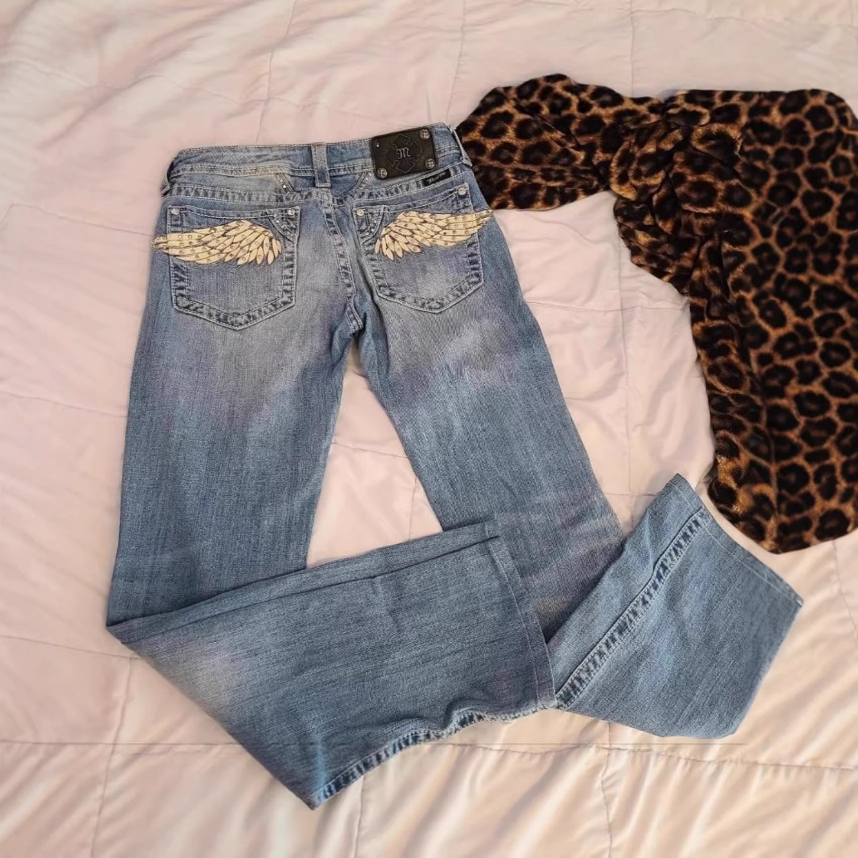 Retro Jeans mit Flügel-Stickerei & Strass