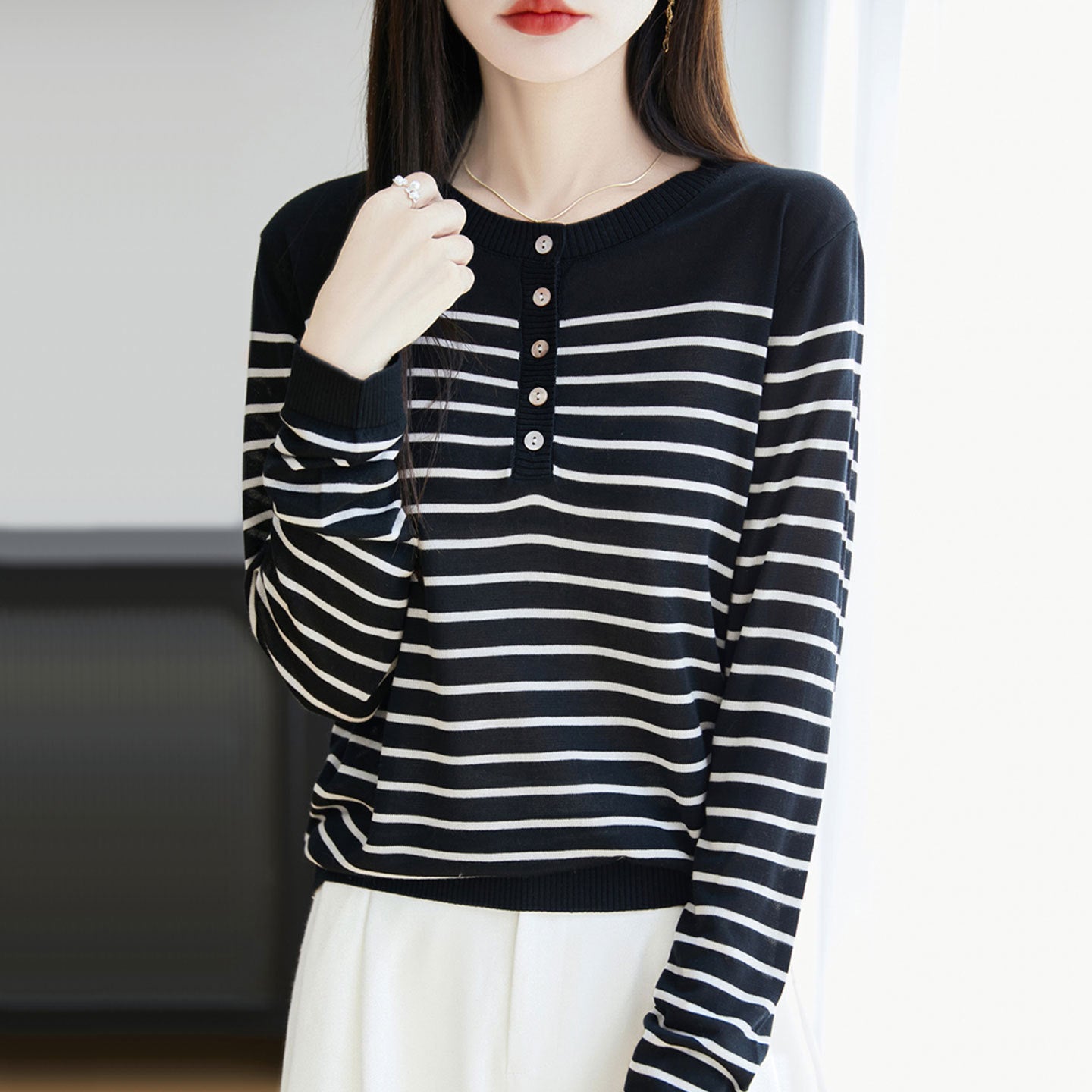 Gestreifter Strickpullover mit Rundhals