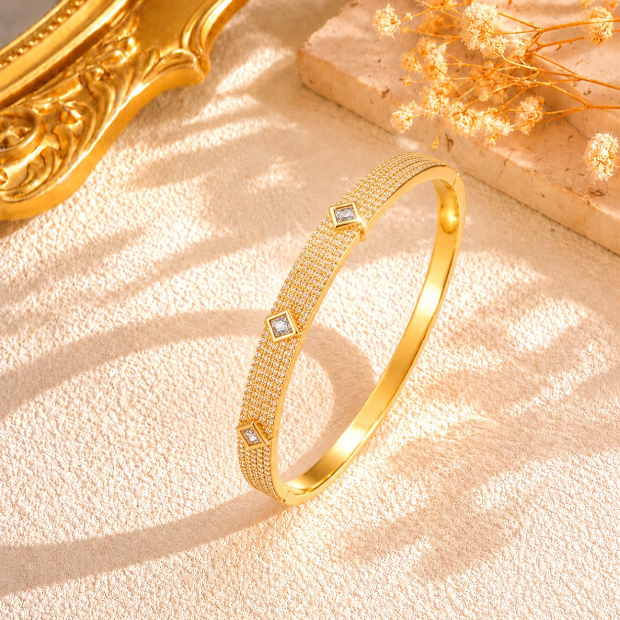 Filigranes Armband mit Strass-Sternen