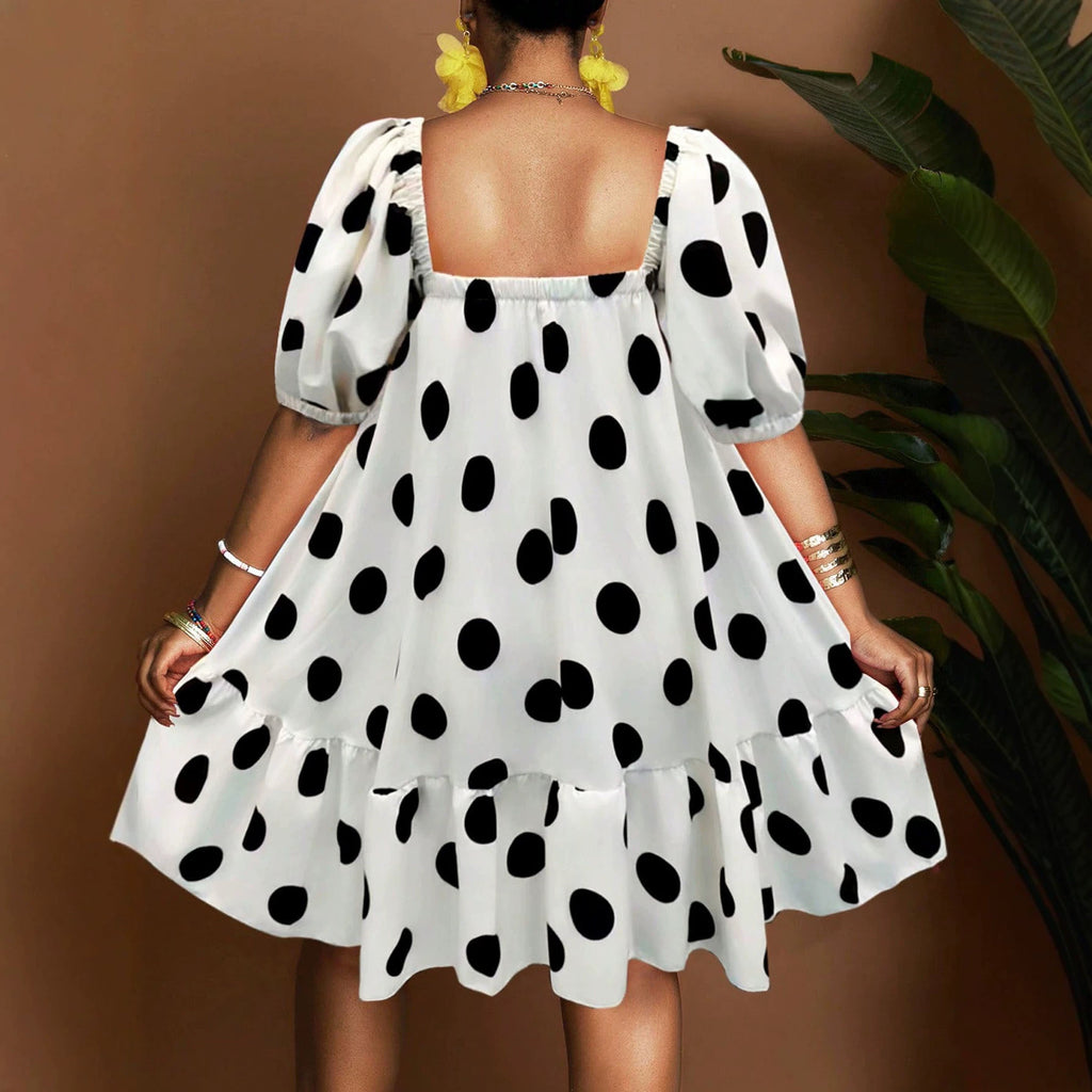 Sommerliches Polka-Dot-Kleid mit eckigem Ausschnitt