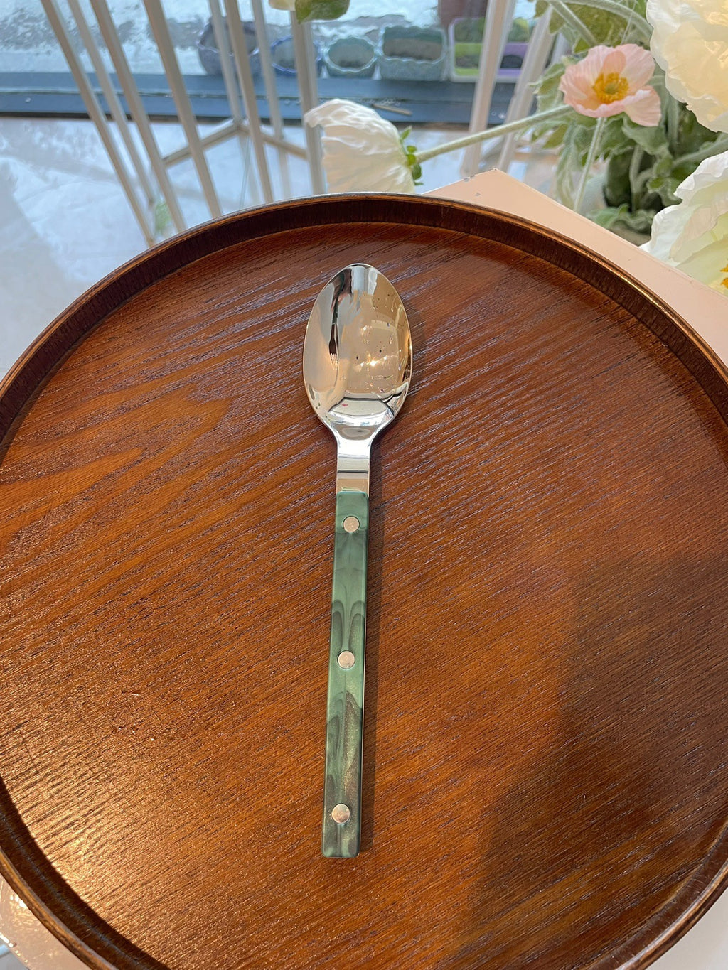 Mehrfarbiges Besteckset im französischen Stil