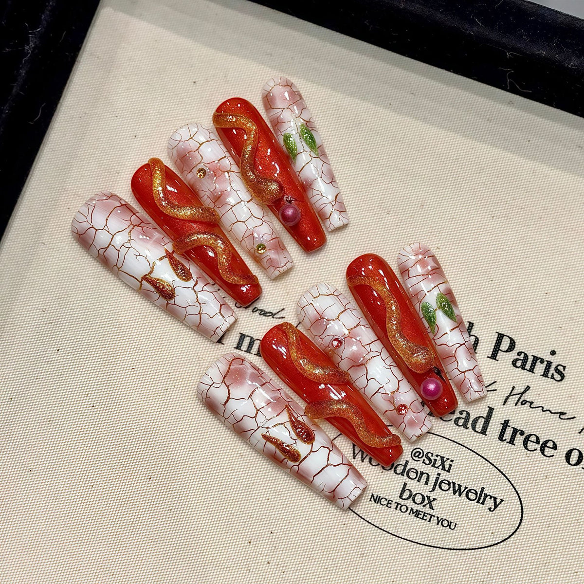 Rotes Cat's Eye Nagelset zum Aufkleben – Bild 8 | LuxeStyle