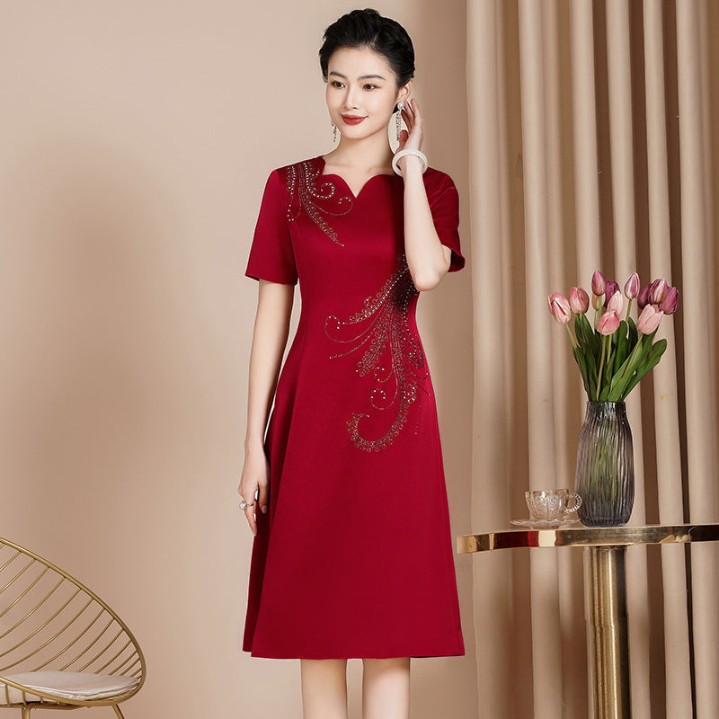 Elegantes Satin-Kleid mit Stickerei