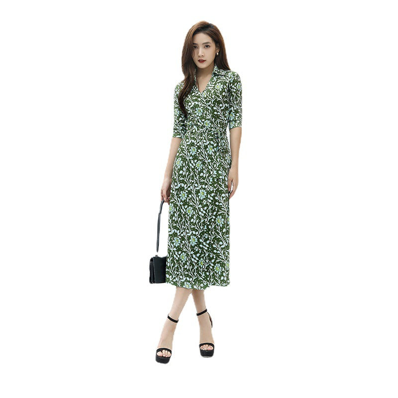 Mustardgruene Samt-Blumenkleid