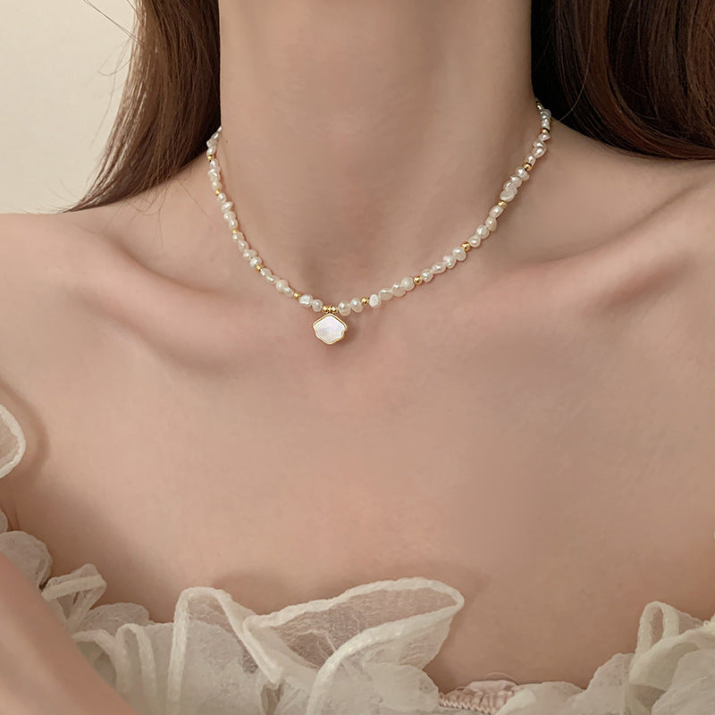 Perlenshalskette mit Muschelarmband