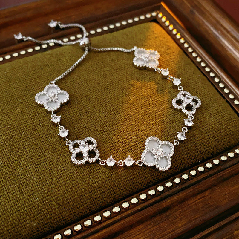 Goldplattiertes Zirkonia-Ovalarmband mit Schmuck