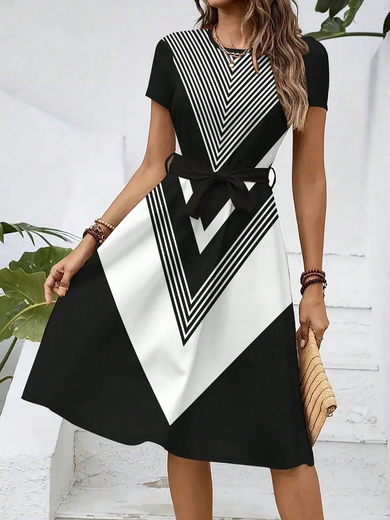 Sommerkleid «Fleur Noir» · Blumen-Print, Midi mit Bindegürtel
