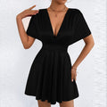 Elegantes Satin-Minikleid mit V-Ausschnitt – Bild 10 | LuxeStyle