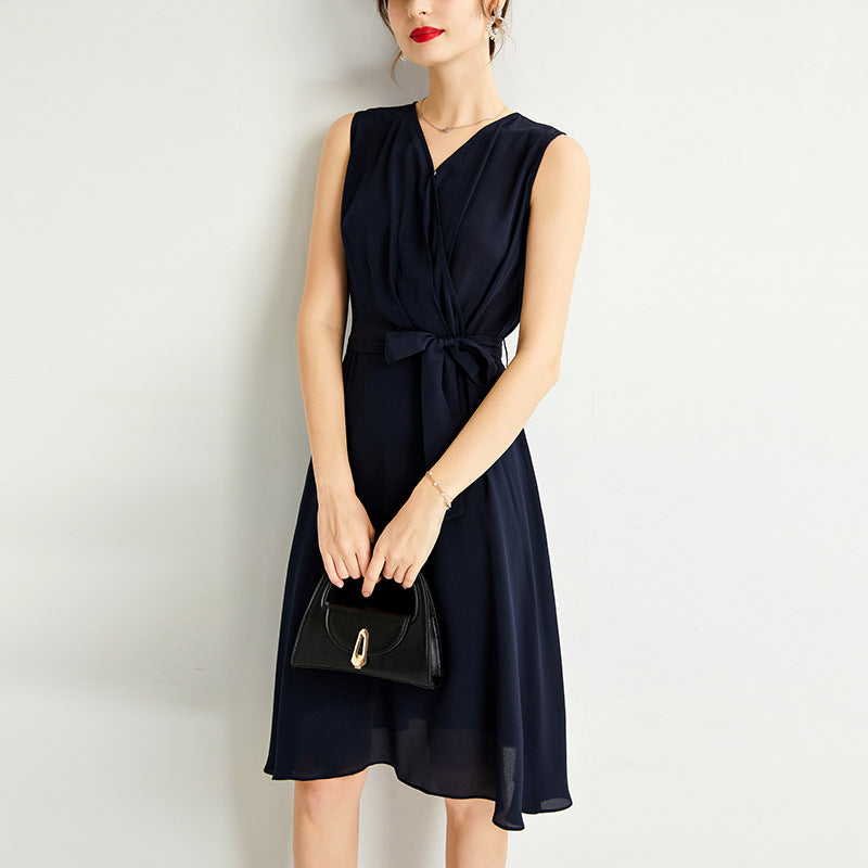 Seidenkleid mit V-Ausschnitt und Taillengürtel
