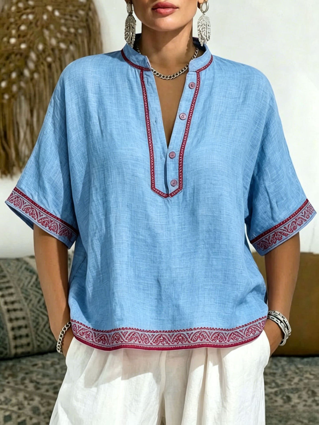V-Neck T-Shirt mit Spitze und Knöpfen