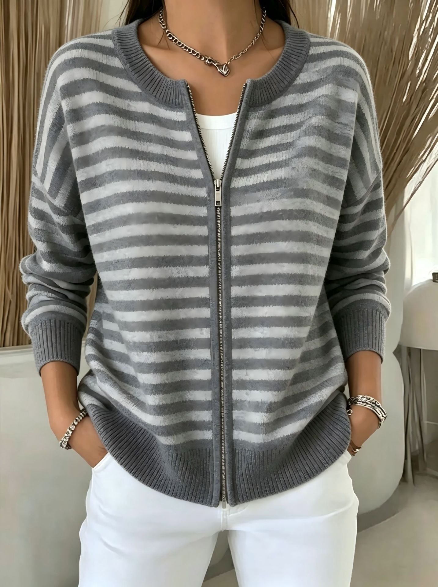 Gestreifte Strickjacke mit Reissverschluss