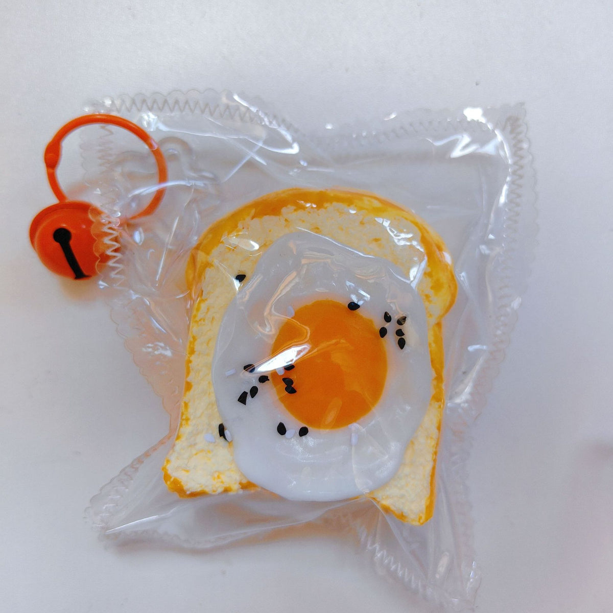 Toast Squishy Toy aus Silikon – Bild 3 | LuxeStyle