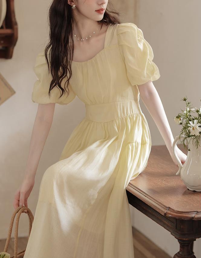Beiges Kleid mit Puffärmeln & hoher Taille – Bild 7 | LuxeStyle