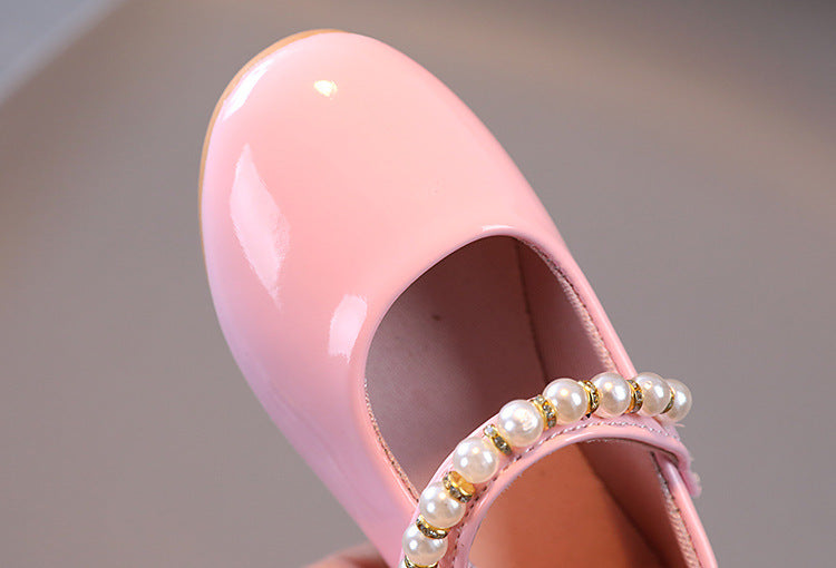 Mädchenlederschuhe mit Perlenverschluss und weicher Sohle