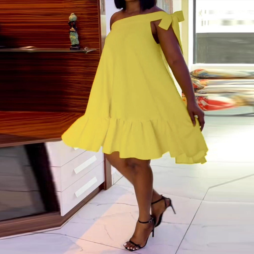 Einfarbiges Oversize-Kleid mit One-Shoulder-Schnitt
