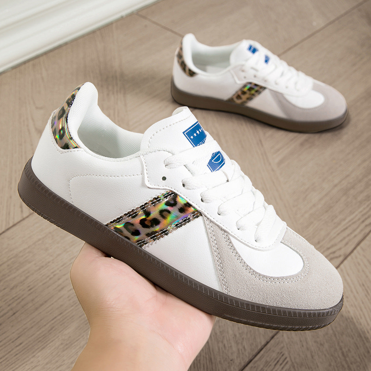 Sneaker mit Leoparden-Print und Schnürung
