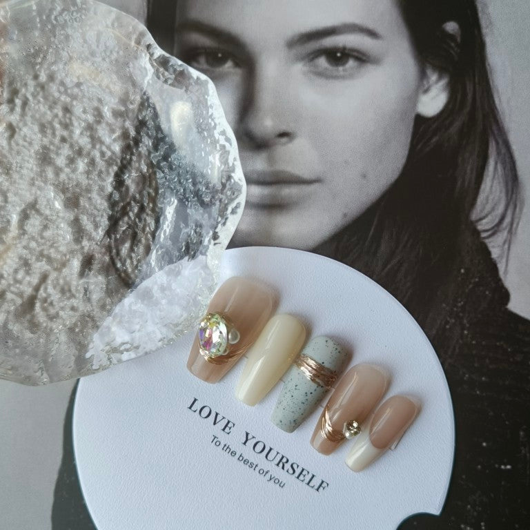 Warme Herbst-/Winter-Nagel-Patches mit Strass – Bild 6 | LuxeStyle