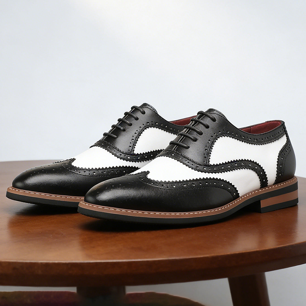 Freizeitschuhe mit Schnürung und spitzer Zehenpartie