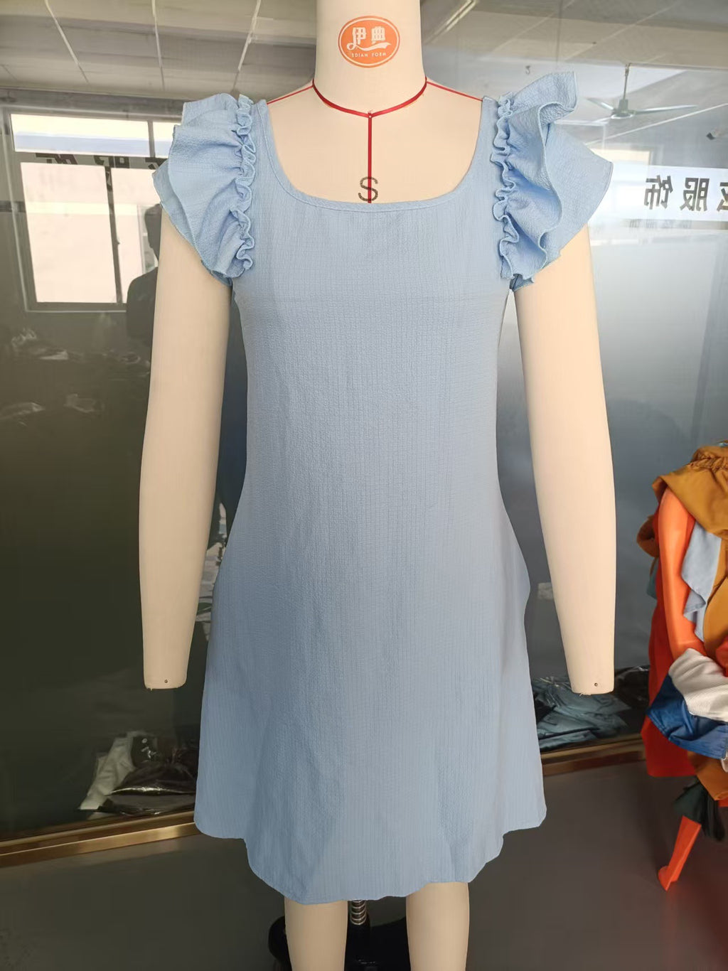 Damenkleid mit Lotusärmeln