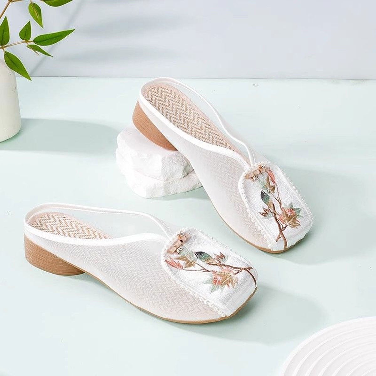 Bestickte Mesh-Mules mit Blumenmuster