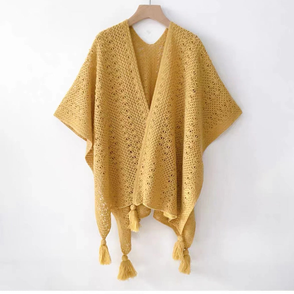 Gestricktes Cape mit Quasten