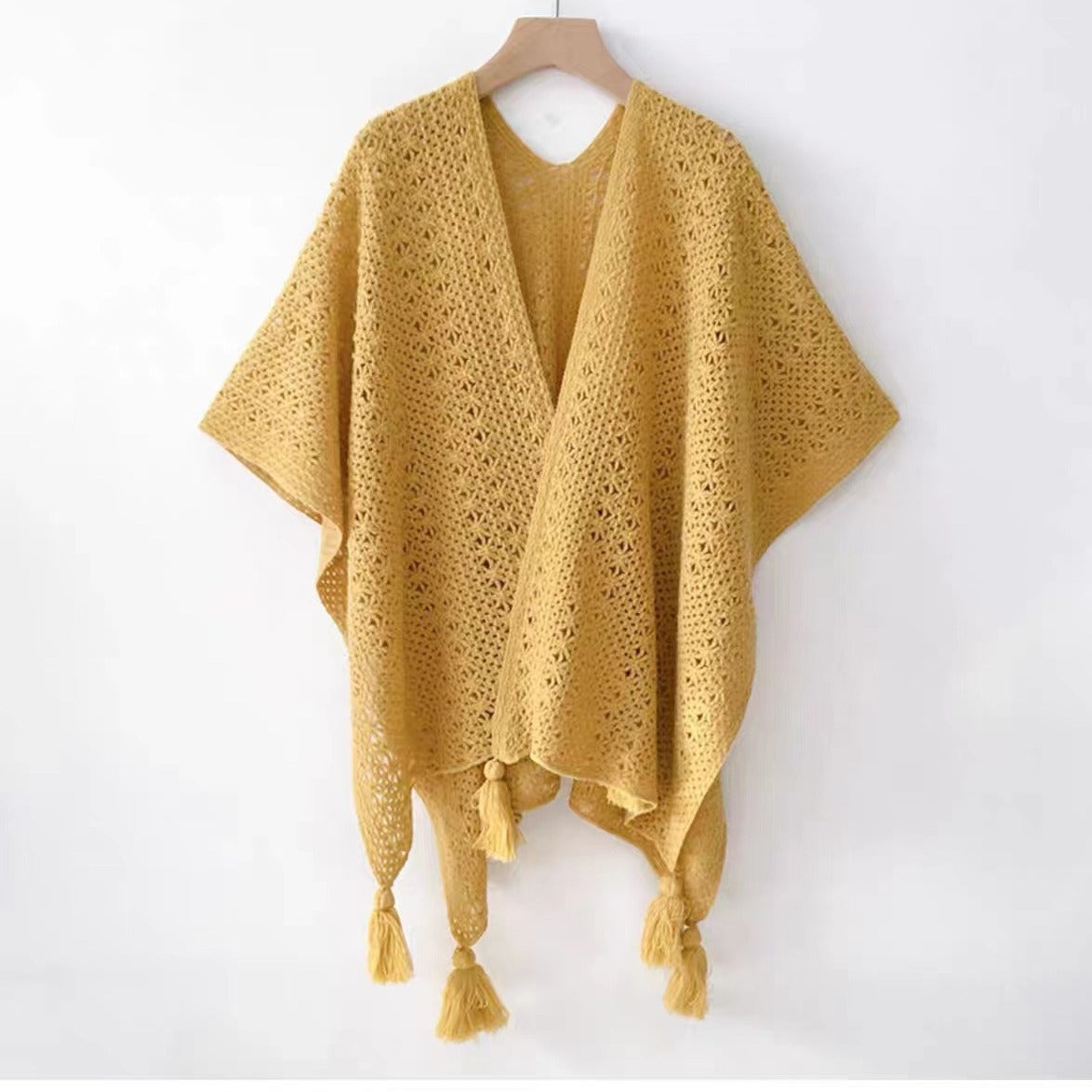Gestricktes Cape mit Quasten