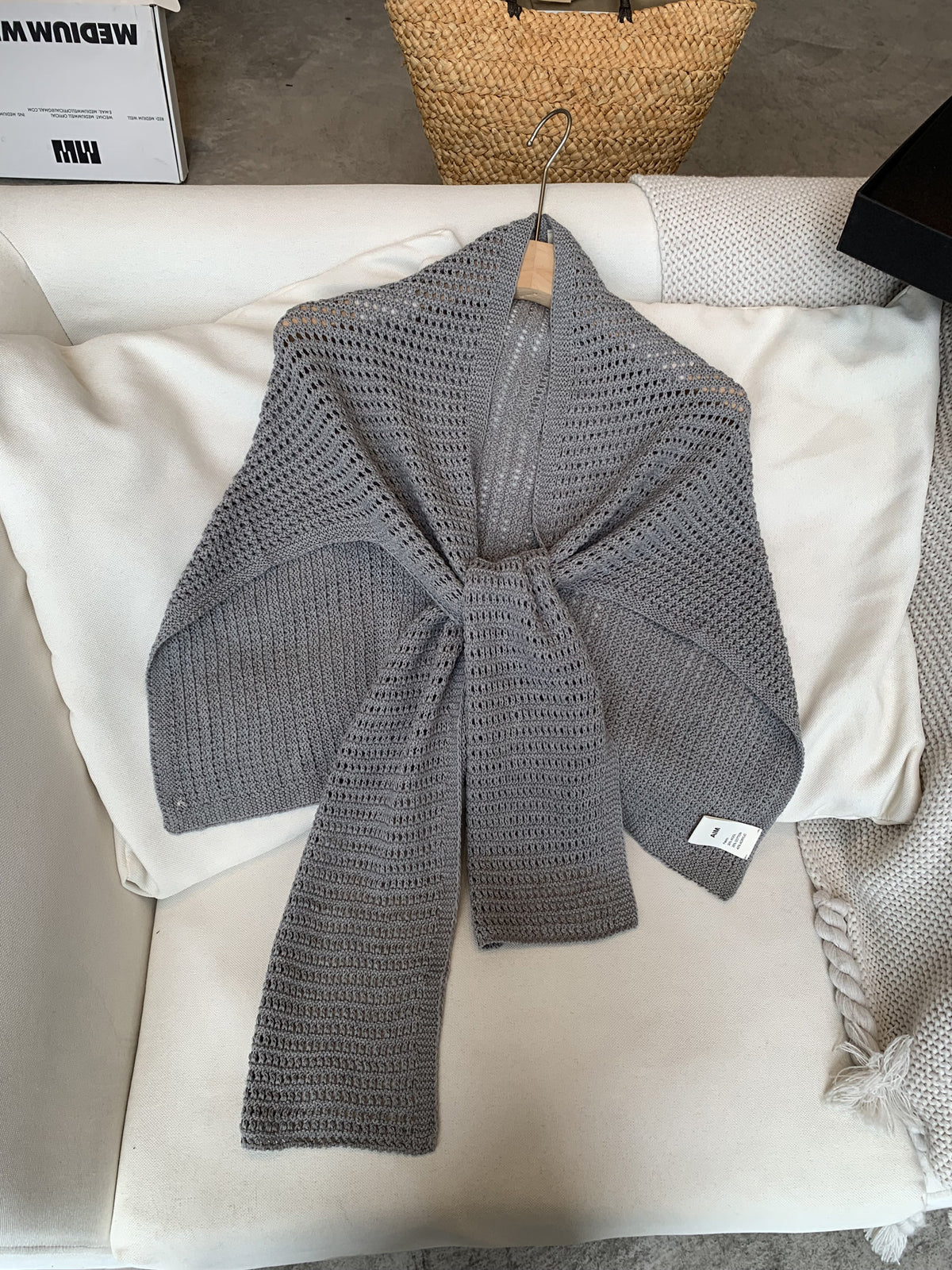Gestrickter Schal mit Aushöhlung – Bild 9 | LuxeStyle