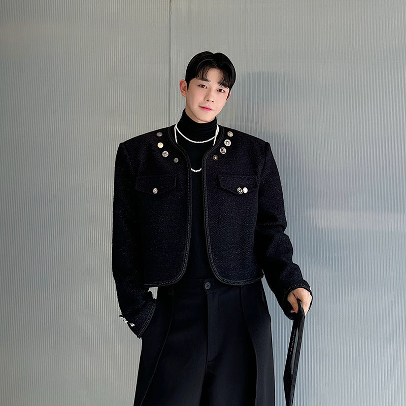 Chanel-inspirierte Kurzjacke mit Perlenknöpfen