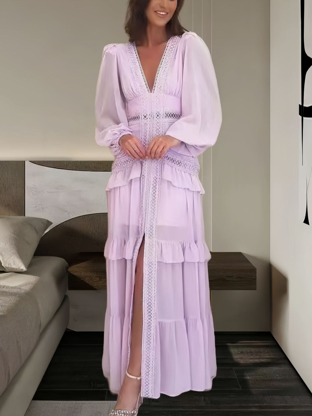 V-Ausschnitt Kleid mit Rüschensaum & Seitenschlitz